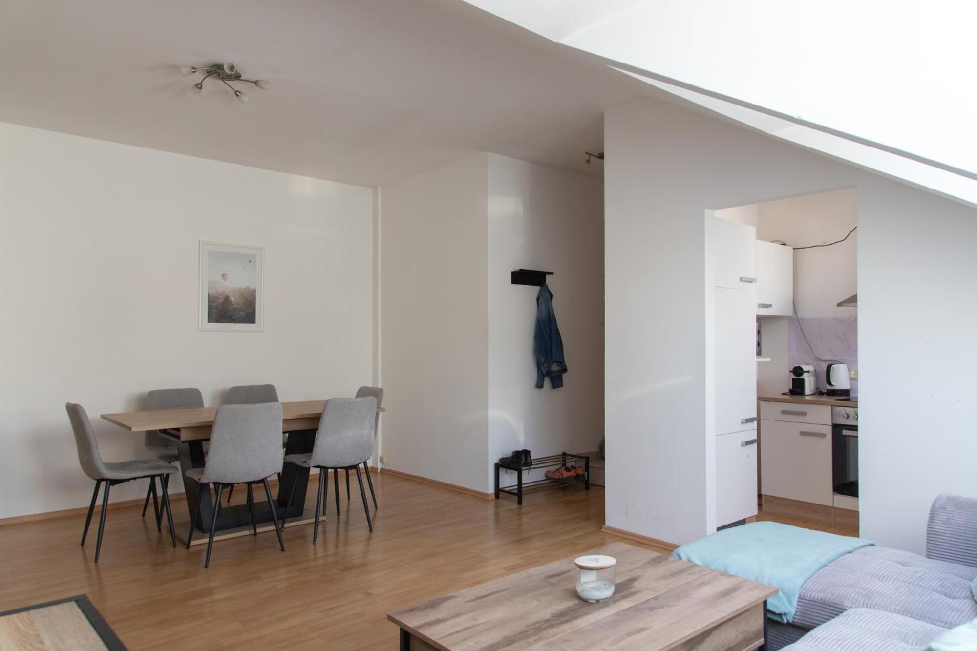 Schoene Wohnung Mit Parkplatz Im Zentrum Von Линц Экстерьер фото